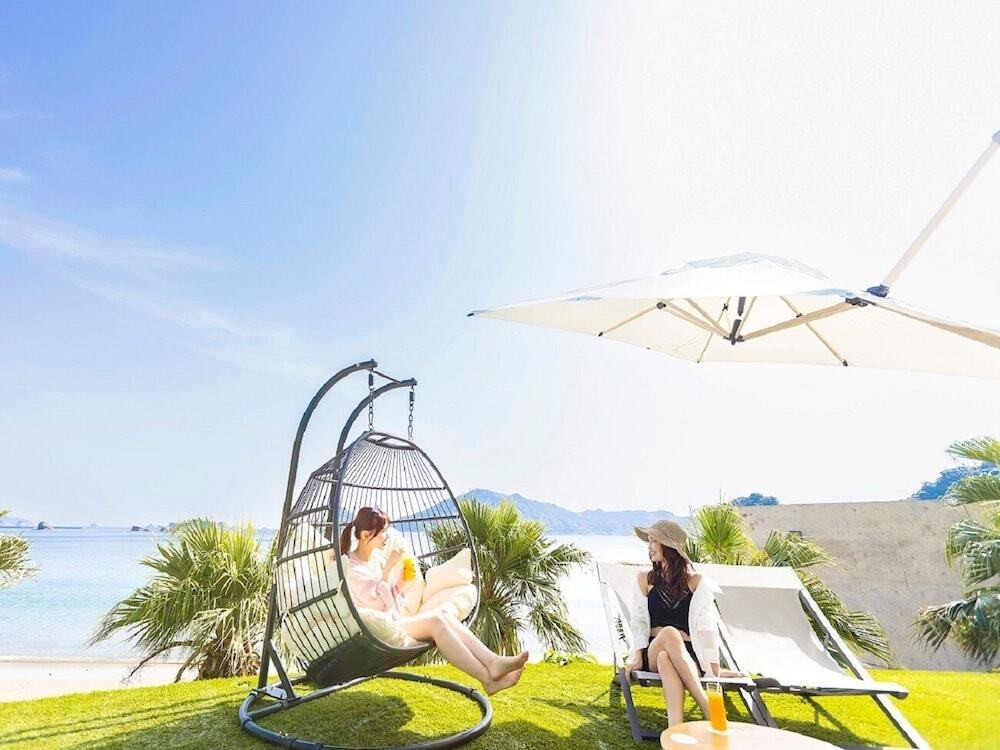 宮崎県　青空と青い海とヤシの木