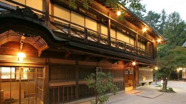 施設の正面 (日没後) / 8