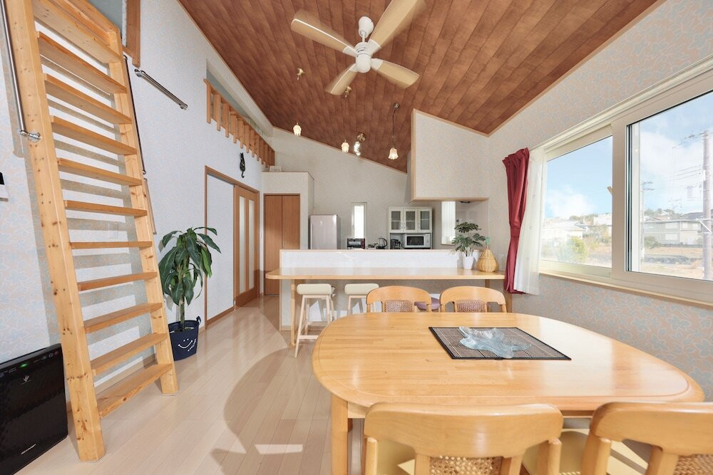 客室内のダイニングエリア