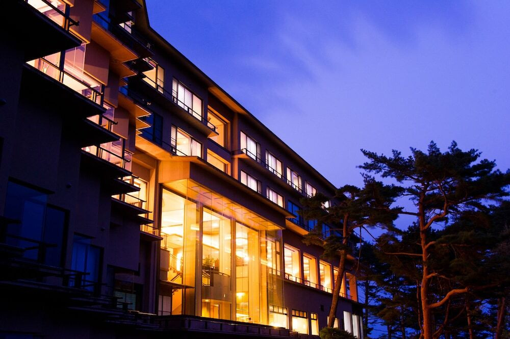 施設の正面 (日没後)