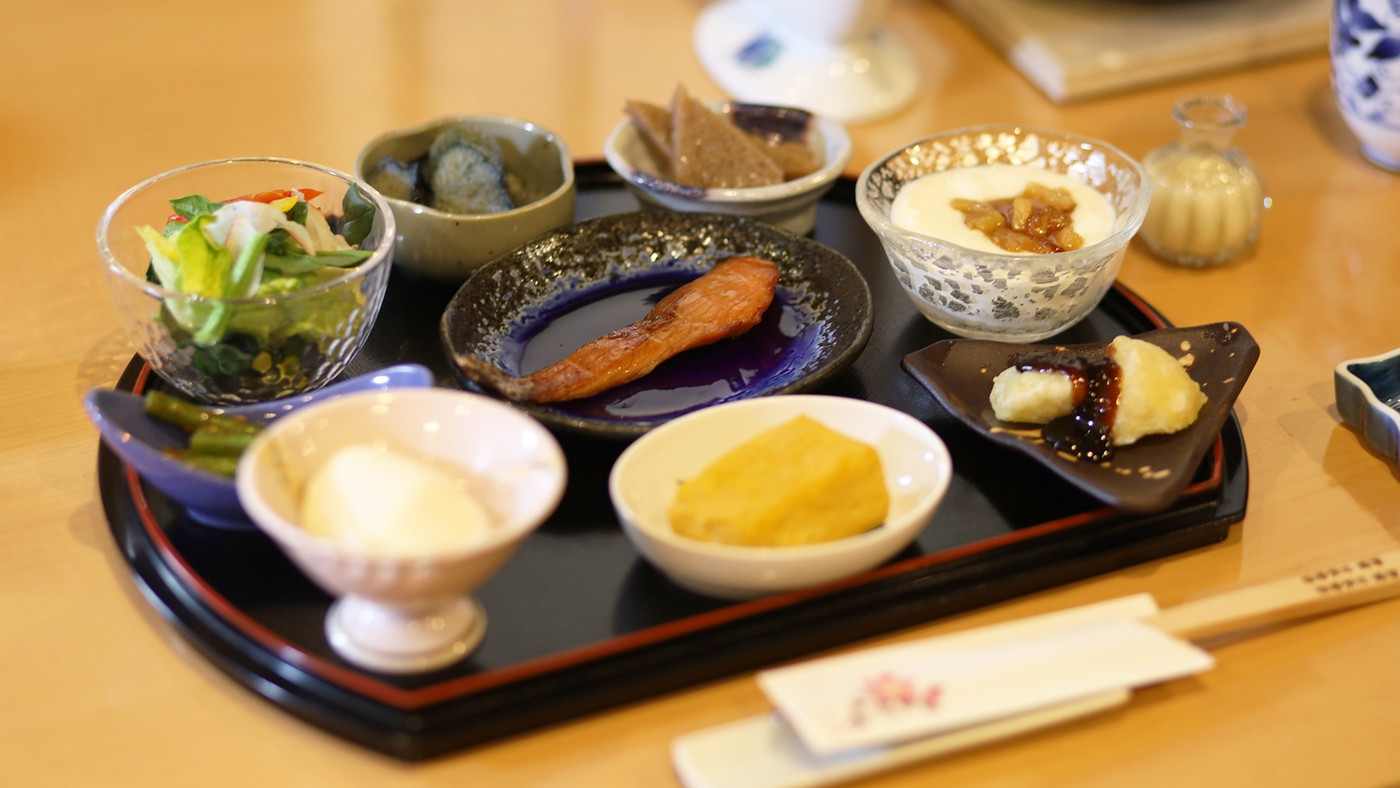 朝食は和定食かサラダプレート!大人のためのオールインクルーシブ宿4270352