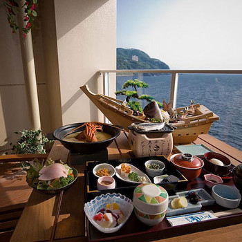 朝からお刺身の舟盛りを満喫！贅沢気分にひたれるお宿4240825