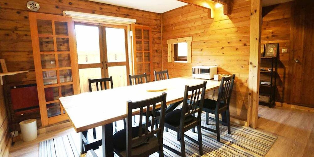 客室内のダイニングエリア