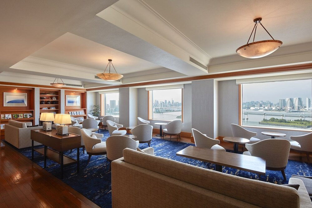 広々とした客室のモダンな高級ホテル4051372