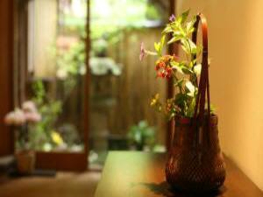 「野の花」が飾られたロビー