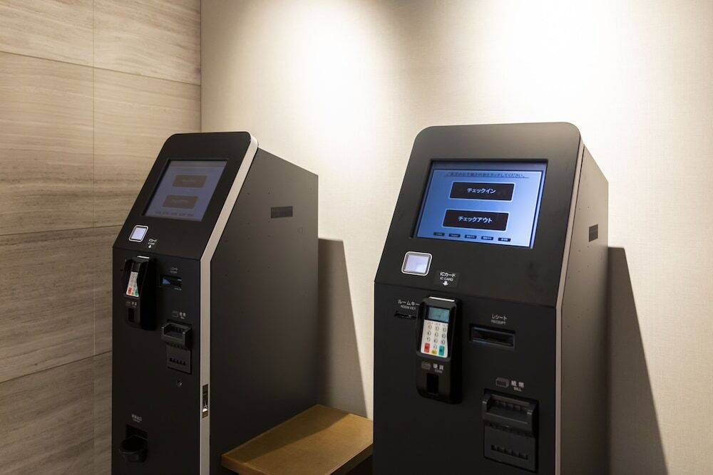 チェックイン / チェックアウト キオスク