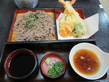 「みどりや梅ケ枝餅店」 料理 15769925 注文した天ざる、１０５０円です。
 