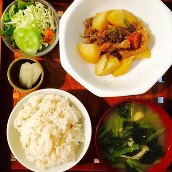 「ドットカフェ.」料理 1012348 2016年5月26日のランチ（麦ごはん　サラダ　蒸し大根の青じそごばだれがけ　鶏せせりの肉ジャガ風　小松菜と油あげの味噌汁）