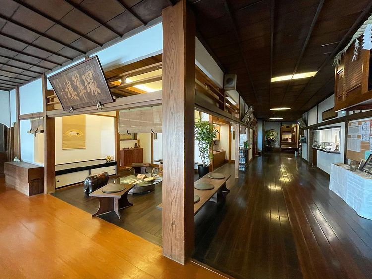 大正時代の雰囲気をそのまま残した館内。4階建ての木造高層建築が現存していることは奇跡的だそうで、多くの建築家や職人が注目する文化財として知られている / 1