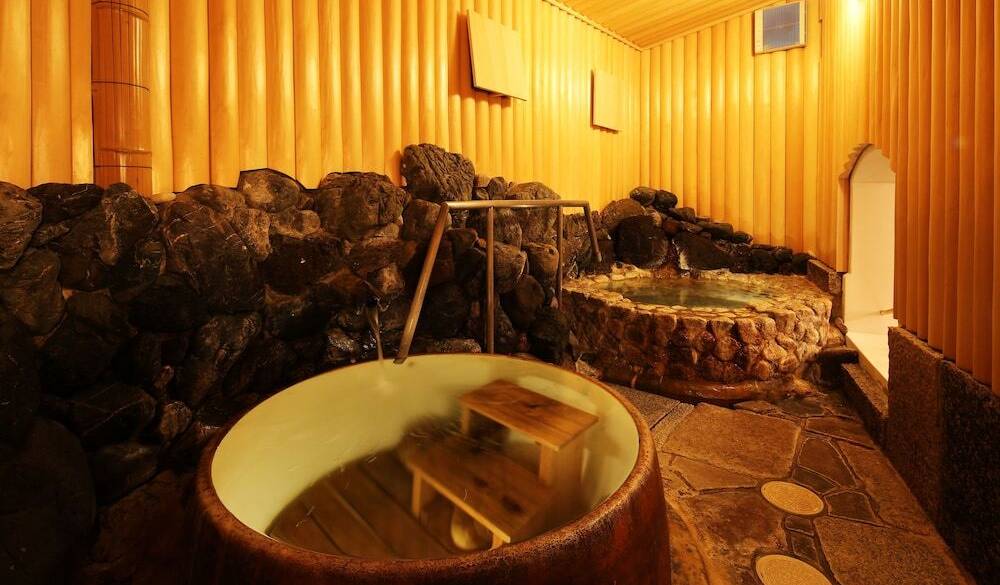 女湯 石風呂と漁師釜風呂 / 1