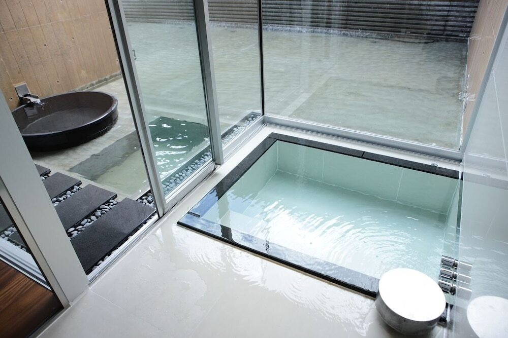 全室に源泉かけ流しの露天風呂付き。贅沢旅館でしっとりおこもり3493175