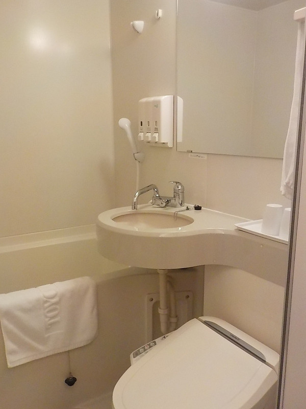 ビジネスホテルでよく見る一体型です。やや狭く感じました。