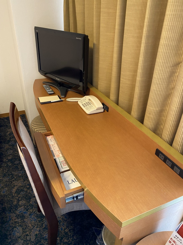 デスク広め、有線LANあり