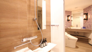 スーペリア トリプルルーム (洗い場つきバスルーム、トイレ仕切り)