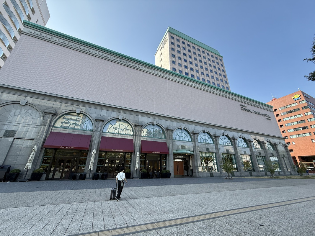 緑の屋根が目印