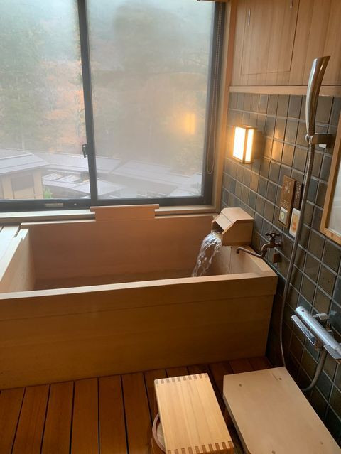 ユニバーサルルームの温泉風呂は内風呂タイプ。湯船と洗い場が同じ空間にあり、過ごしやすさ◎。開閉式の大きな窓があり、景色もゆっくりと楽しめる / 1