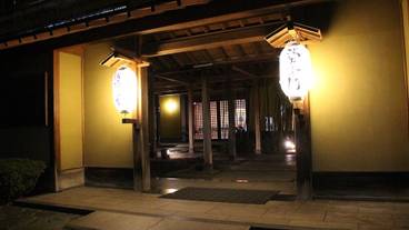 施設の正面 (日没後) / 3