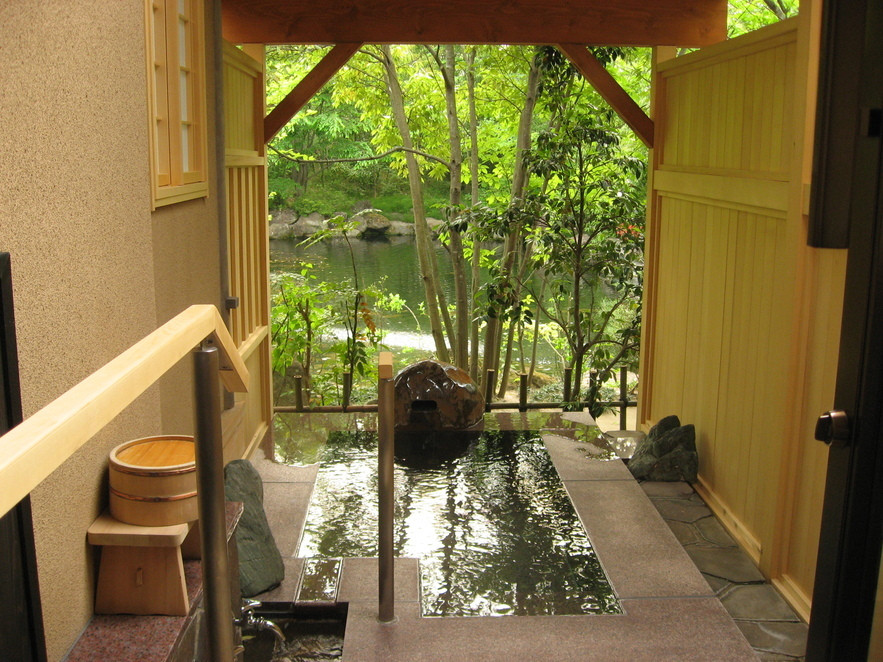 「御宿かわせみ」 内観 1653484 Fig.１０　お部屋の露天風呂　庭に向かって開放されている