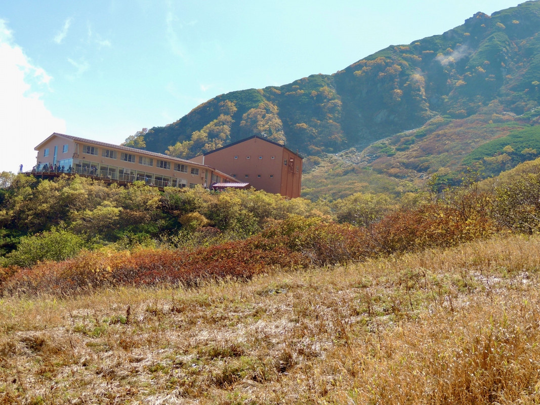 宝剣岳の目の前に広いテラスあり