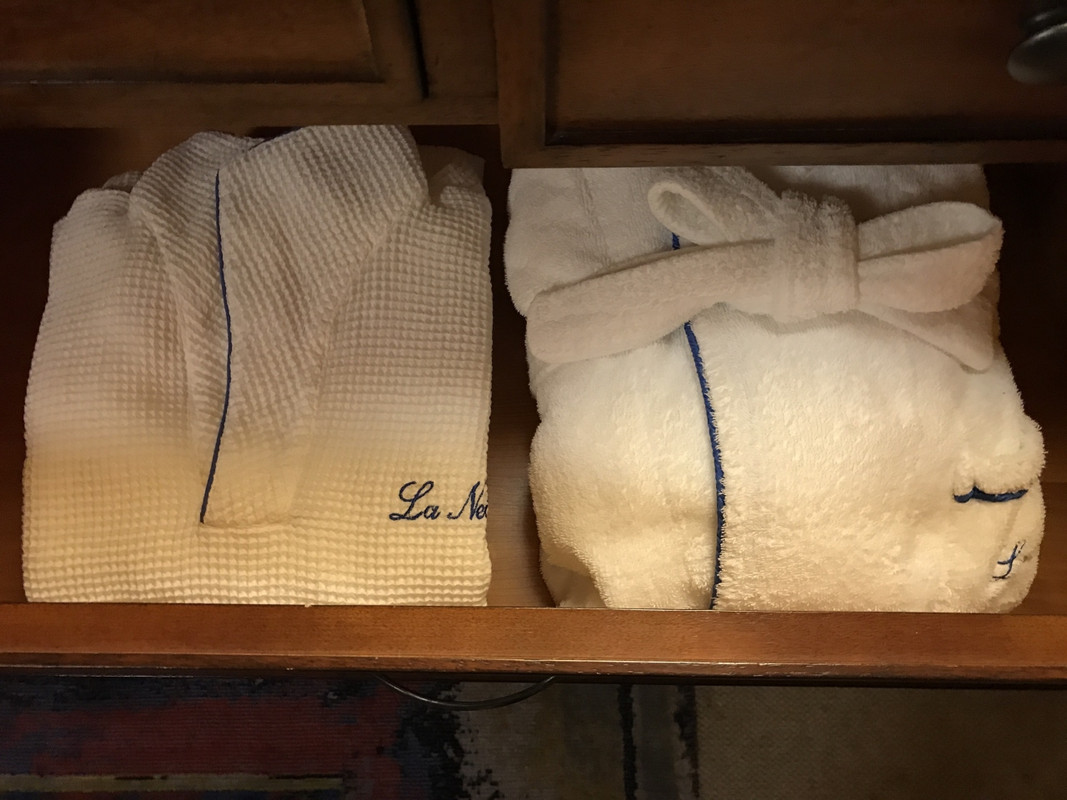 パジャマとバスローブ