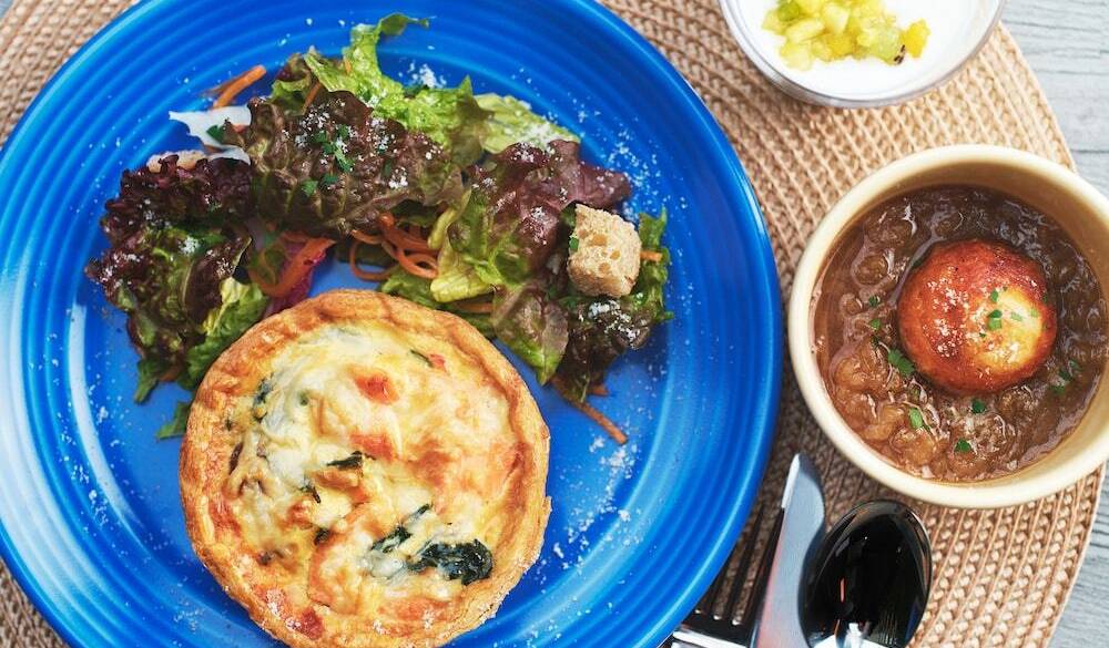 朝の光の中でいただく
ヘルシーな朝食 / 2