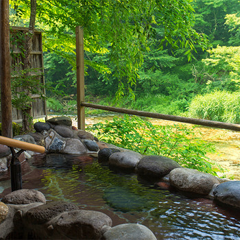 お宿と食事処の間には風情ある橋が。彼と手をつなぎながら渡ろう3564005