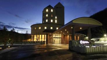 施設の正面 (日没後) / 1