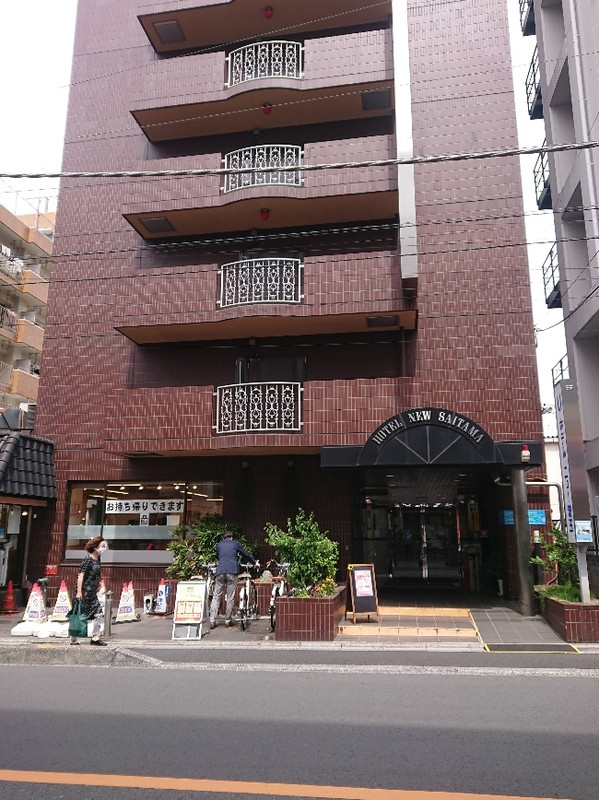 ホテルニュー埼玉は、駅前通りに面しています。近くにスーパーが