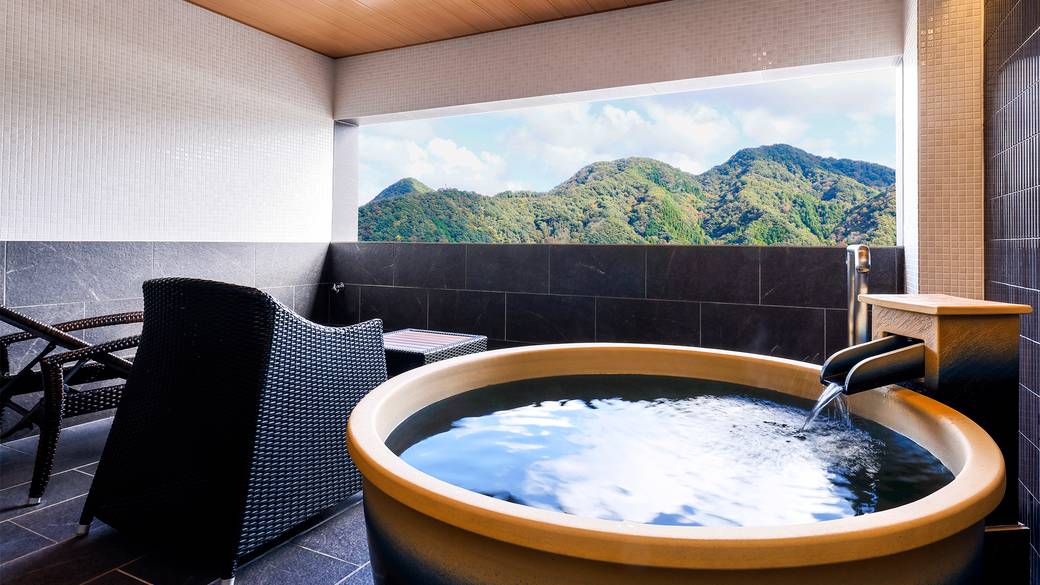 客室露天風呂で
まったり朝の湯あみ / 2