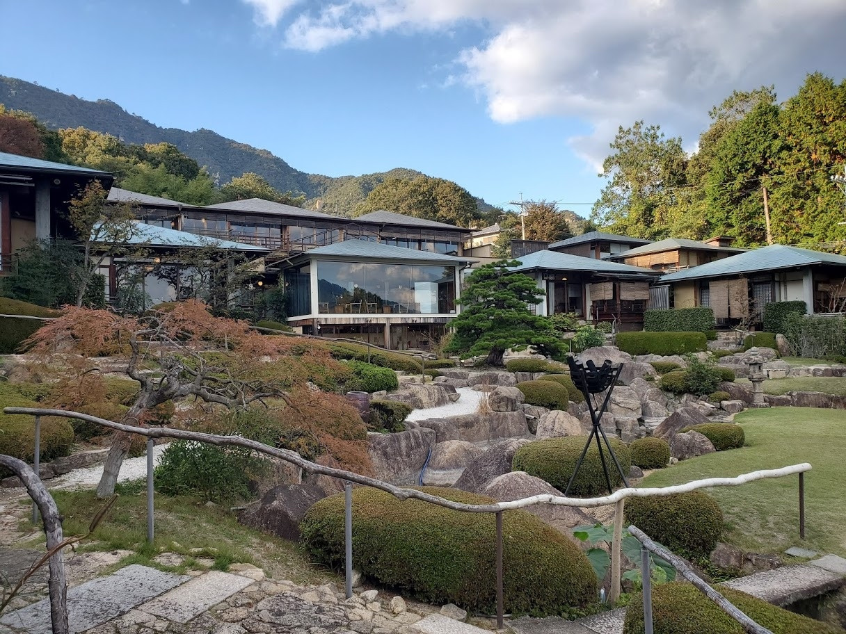 秘密基地のような図書室にわくわく！3496156