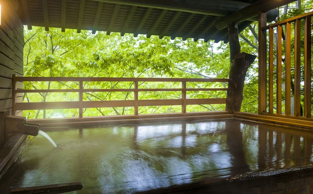 総檜造りの露天風呂は眺めも癒される4025497