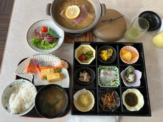 朝食(和食)レモンステーキ付き サラダバー、パンも食べ放題