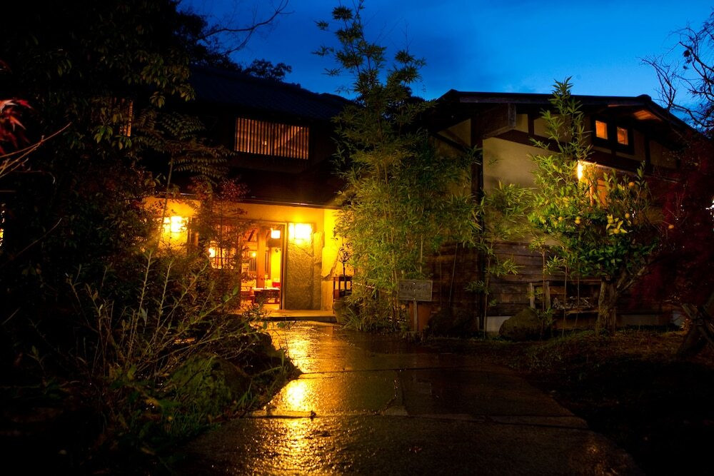 施設の正面 (日没後)