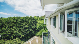 デラックス ツインルーム シングルベッド 2 台 バルコニー パーシャルシービュー