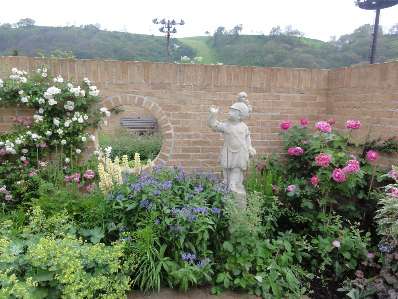 広大なイングリッシュガーデンで、心も体も穏やかに3519547