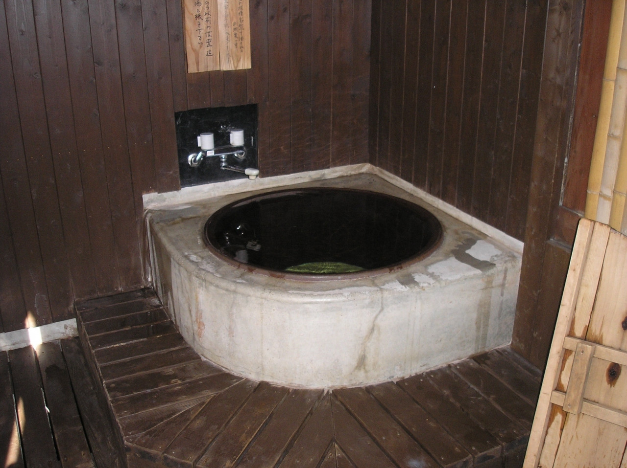 珍しい”サンゴ水”を使った五右衛門風呂で、お肌スベスベに♡3959252