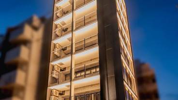 施設の正面 (日没後) / 3