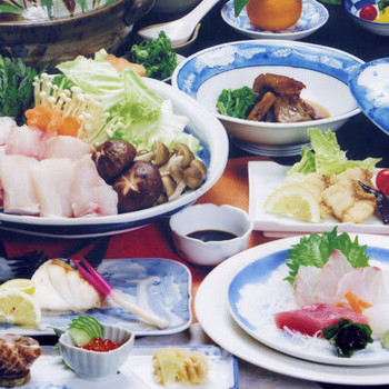 「紀州の宿白砂」 料理 24331656 天然本クエづくし大鍋会席…18,000円（税別） ※女子割…17,000円 ※土日は1,000円UP お品書き『（前菜）3種盛り/（お造り）クエ3巻・赤身・白身/（煮物）クエあら煮/（焼物）クエ...