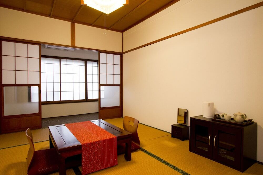 客室内のダイニングエリア