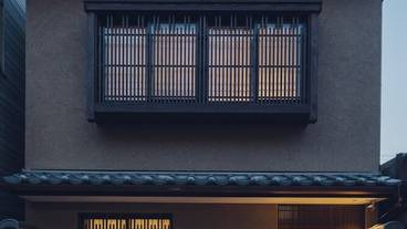 施設の正面 (日没後) / 2