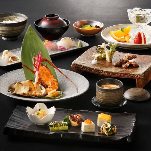 伊東港の新鮮魚介や
旬の食材たっぷりの会席 / 1