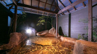 【スイート　4ベッド】岩風呂の露天＆内湯　禁煙