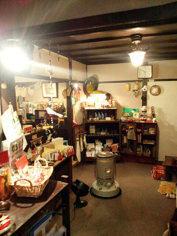 「よつばカフェ」 内観 34334454 雑貨や小物が多い店内(2015.01)