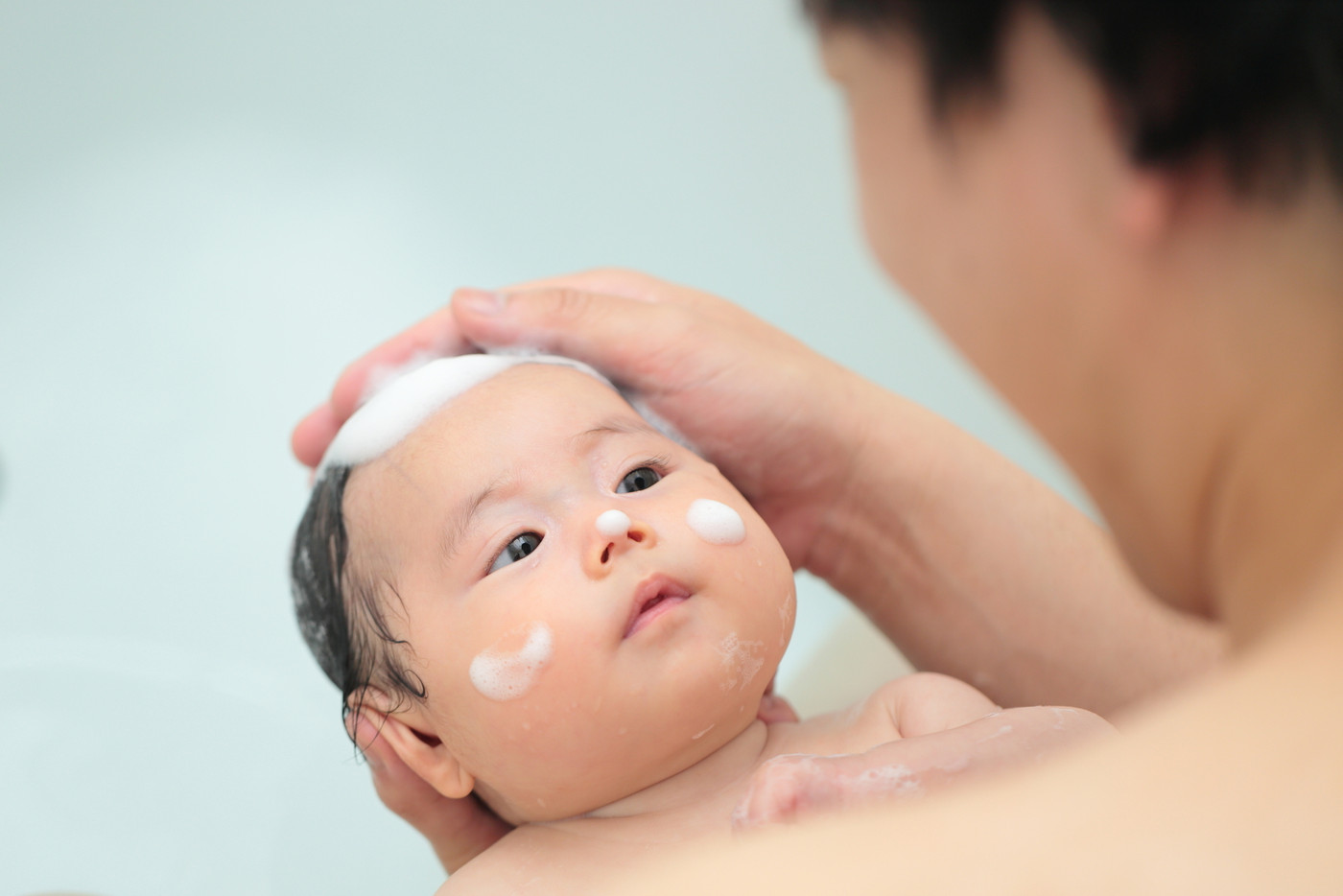 赤ちゃんの沐浴をするパパ