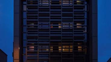 施設の正面 (日没後) / 1