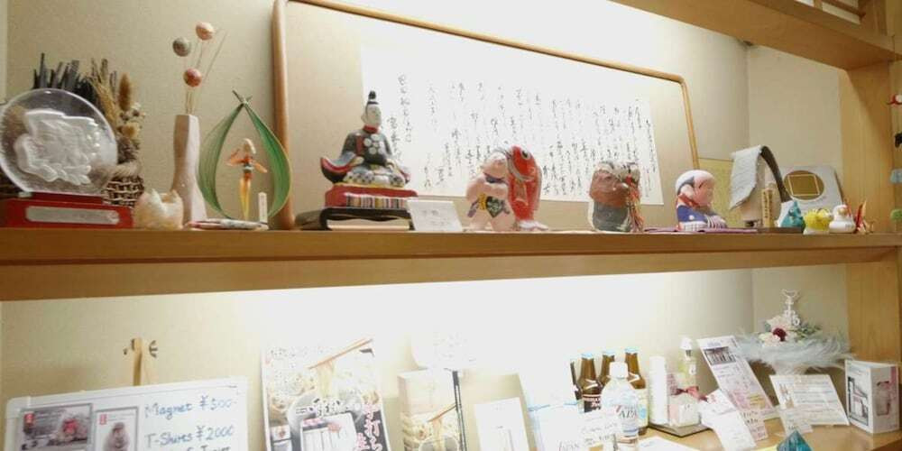 フロントの置き物