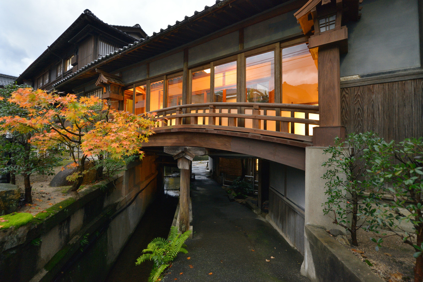 三朝温泉　老舗旅館の太鼓橋