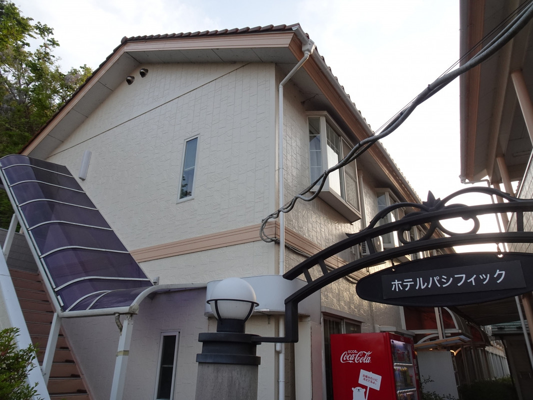 アパートのような建物が何棟か並ぶ