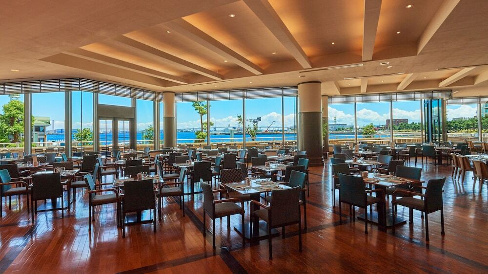 ガラス張りのレストランでハーバービューとともに朝食を4773235