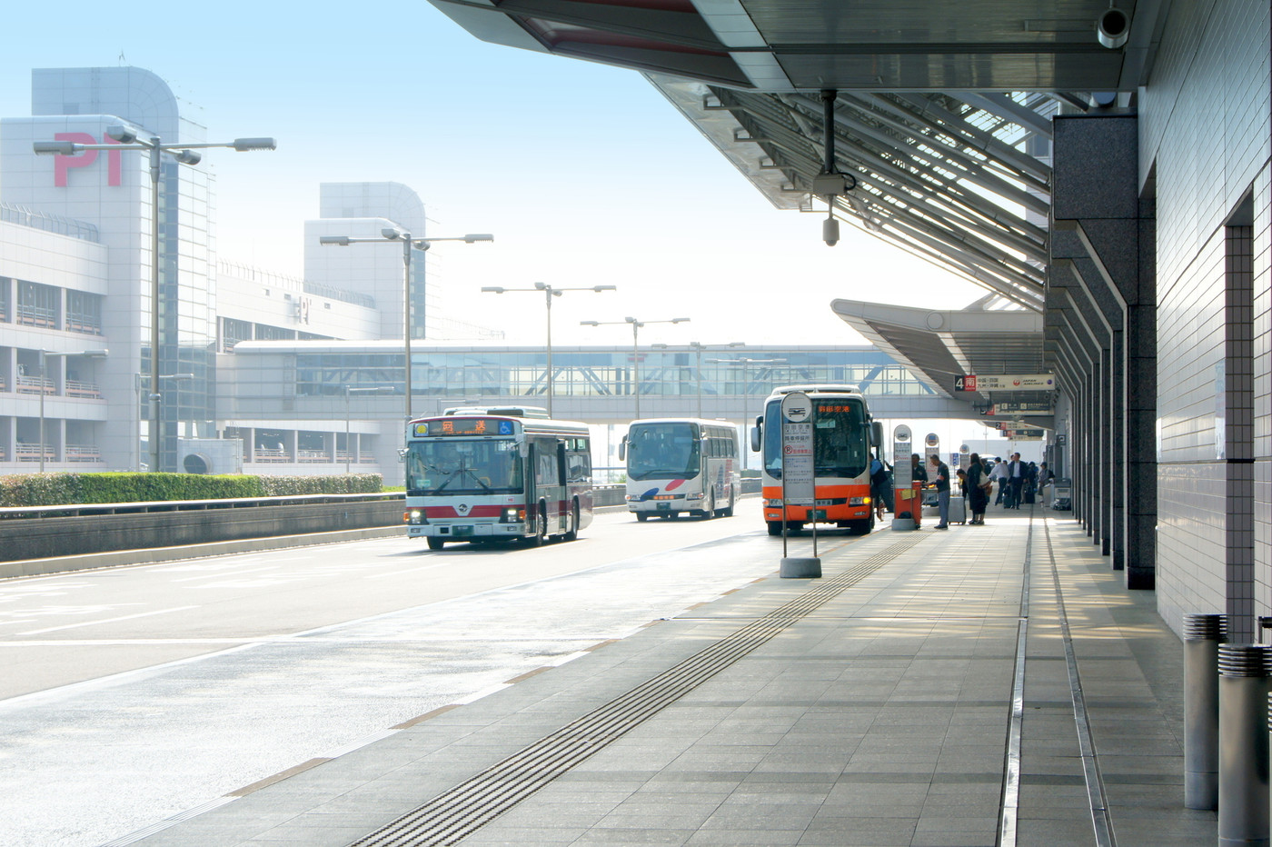 朝の羽田空港　旅客ターミナル付近
